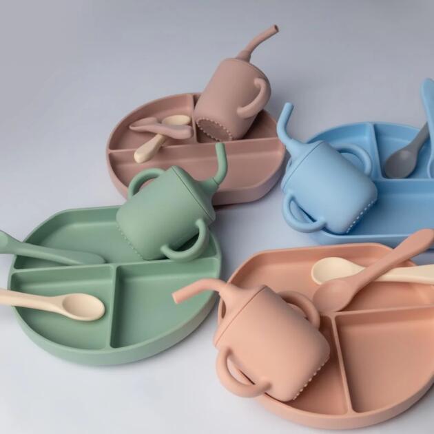 YUMMY Coffret Repas Silicone Assiette + Tasse +Deux Cuillères 6M+
