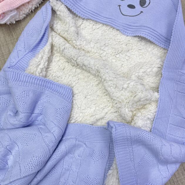 Couverture tricoté avec capuche