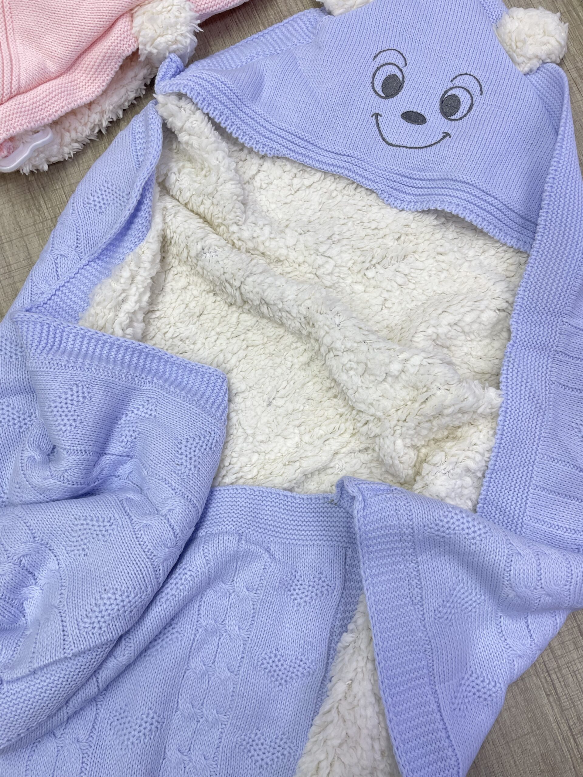 Couverture tricoté avec capuche